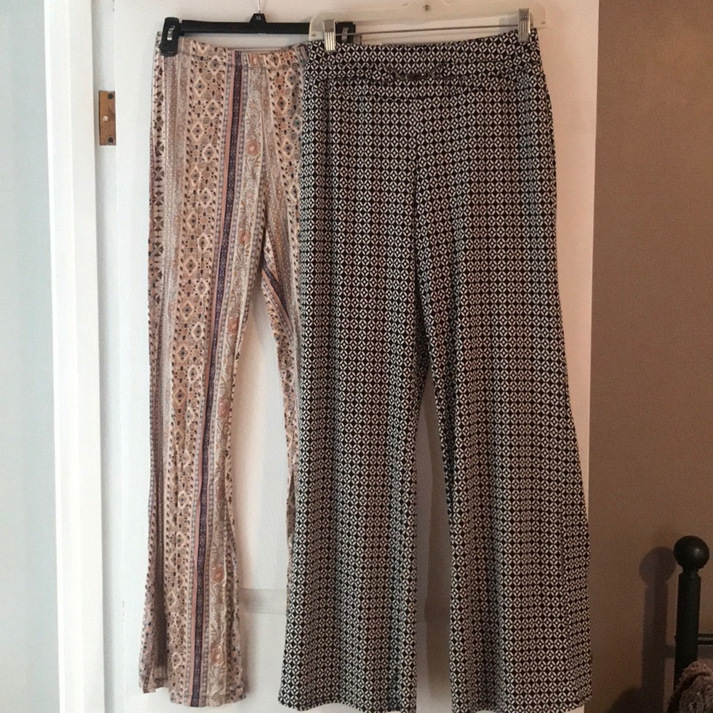Lot of 2 lightweight elastic waist pants. Size M